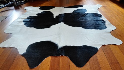 A Bold Design - A Wonderful Classic Black & White Holstein Friesian Cowhide Rug - Foto 12 di 12