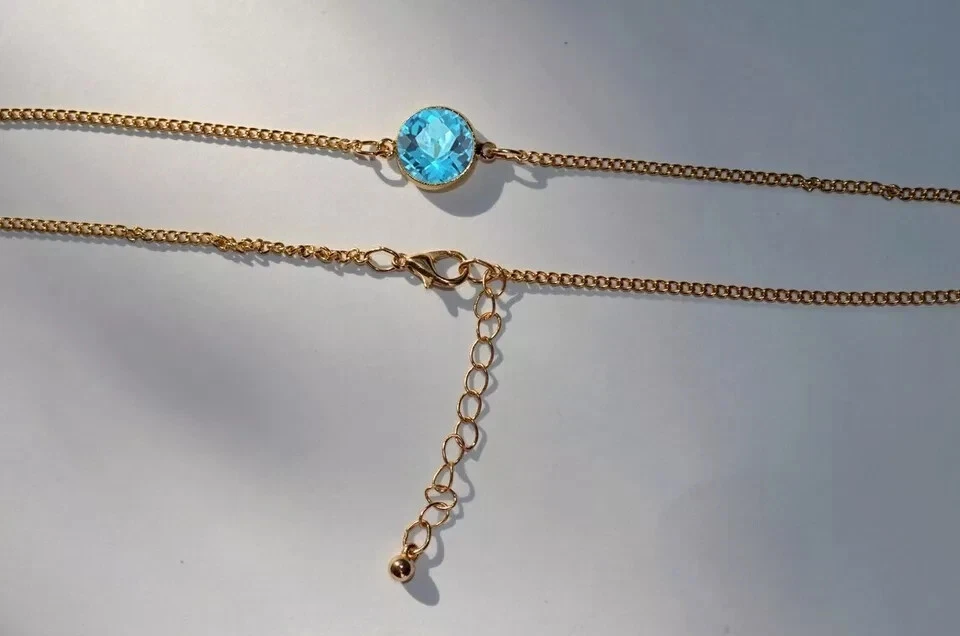 Collar para mujer de aguamarina de corte redondo de 3 quilates con acabado de oro amarillo de 14 quilates Foto 2 de 3