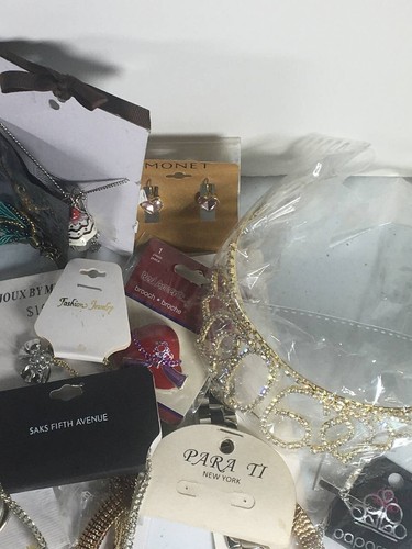 Lot of Assorted Mix Jewelry Necklaces, Bracelets, Earrings Brooch New Items - Picture 5 of 24