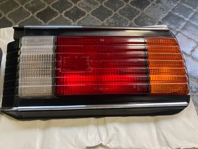 Conjunto de lanternas traseiras de louro Nissan Datsun C231 C230 200L 240L - Imagem 2 de 4