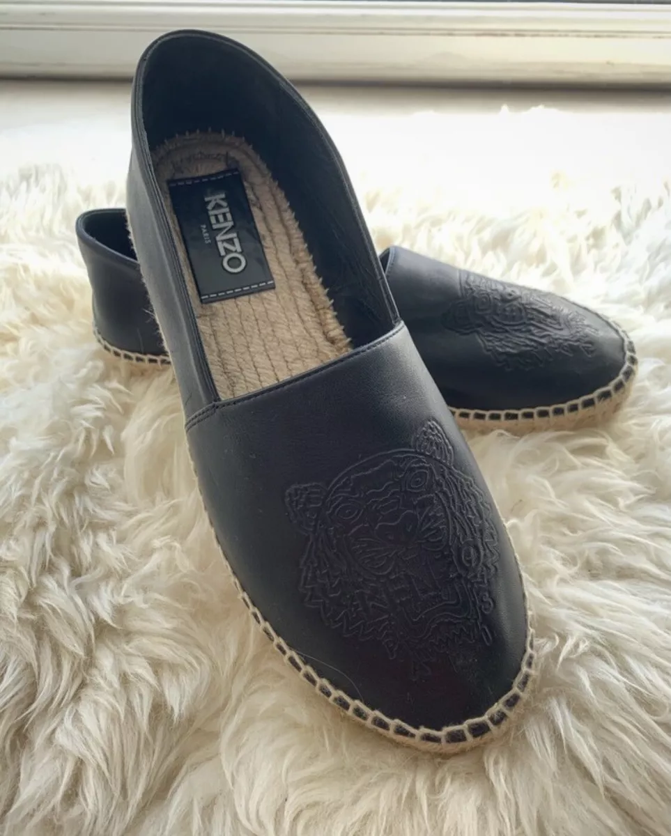 CHANEL Flats & Loafers for Women - Poshmark