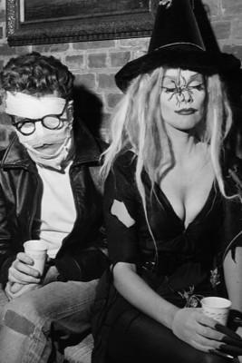 Maila Nurmi aka Vampira besucht Carol Righters Kostümparty 1956 4x6 FOTO