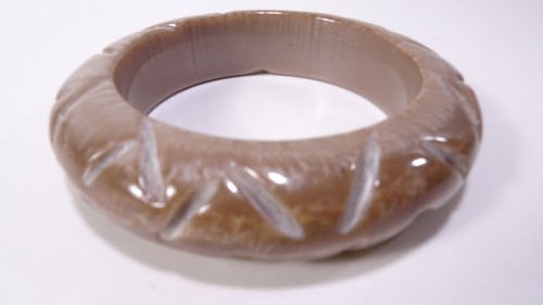 Neiman Marcus Women's Thick Resin etched Thick Shiny Wide bangle Bracelet NWOT - Imagen 1 de 12