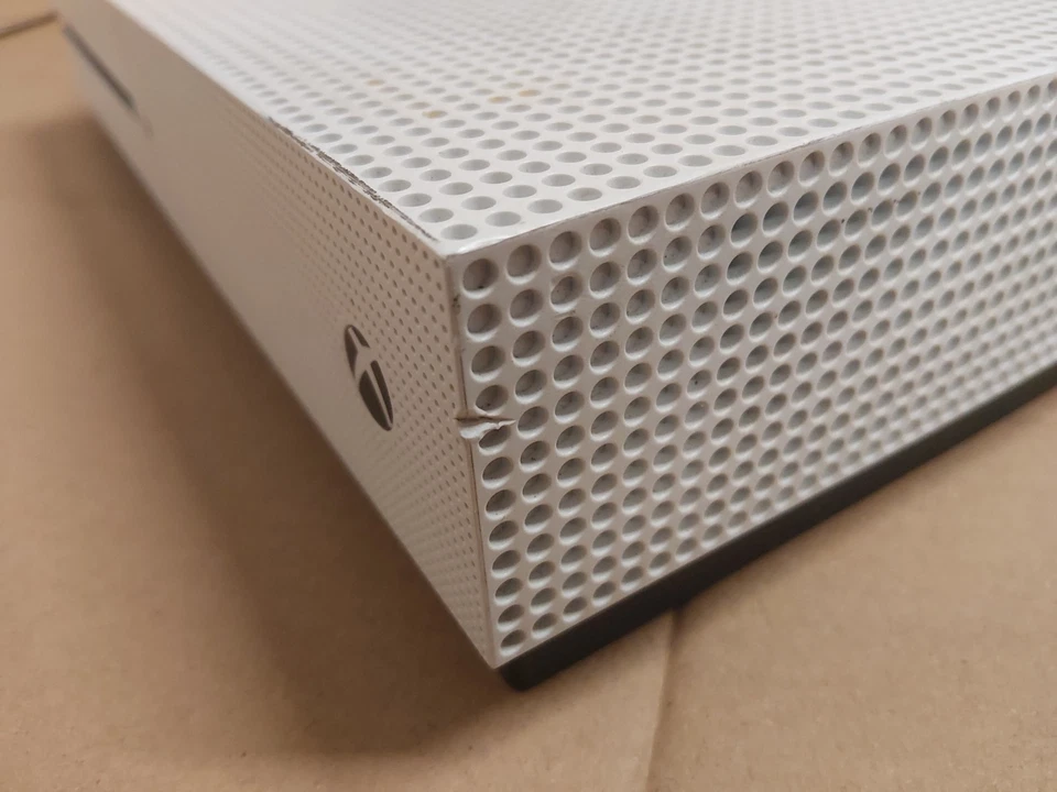 Unidad de juego Xbox One S y 4TB con cables, mando Xbox con batería de 1500mAh. Foto 3 de 4