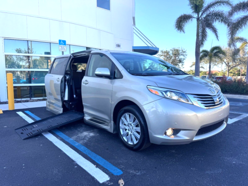 2017 Toyota Sienna LIMITED BRAUNABILITY RAMP Handicap Van