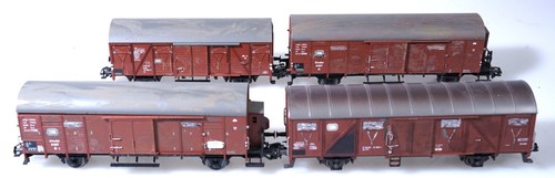 (9253) - 4 geschlossene braune Güterwagen gealtert: 3* Fleischmann + 1x Märklin | Condition: Gebraucht