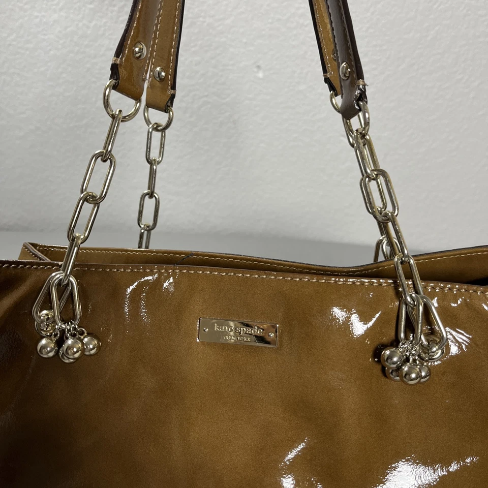 Bolso de hombro Kate Spade New York charol dorado cadena mango marrón $399 Foto 4 de 4