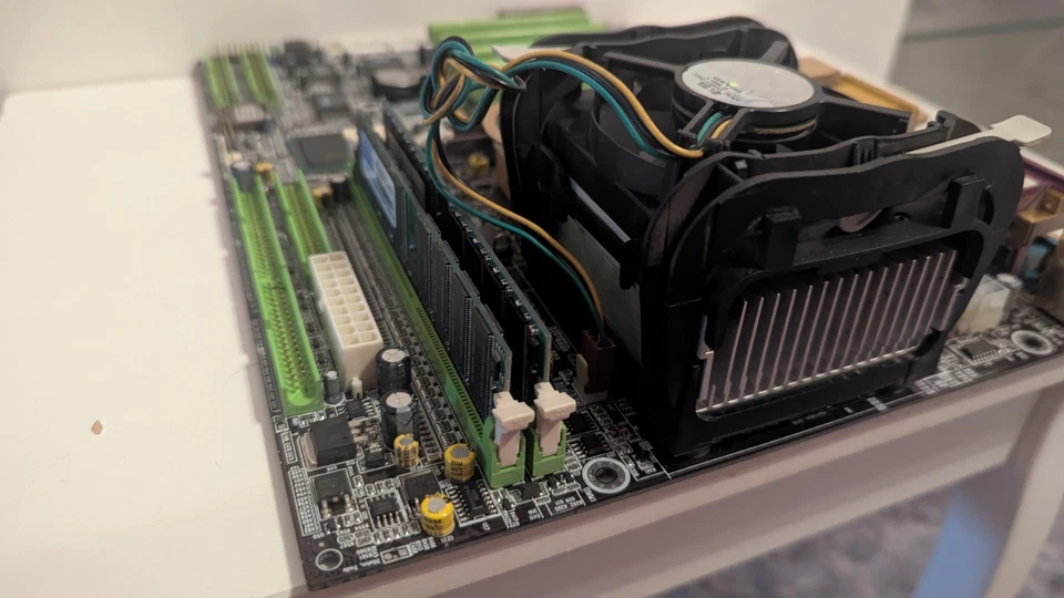 Chaintech Zenith 9EJS1-00ZCC mit Intel Celeron 2,8 und 2x512MB Ram Sockel 478 - Bild 4 von 4