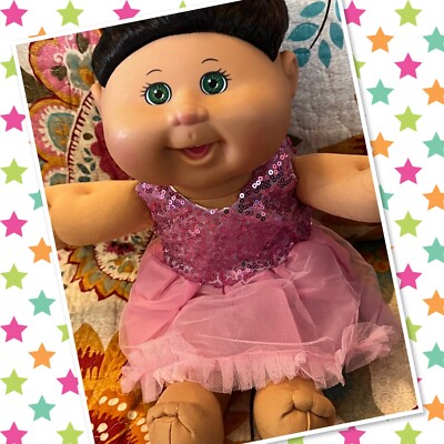 Lovely Cabbage Patch Kids Jakks Mädchen Puppe dunkelbraune Haare grüne Augen