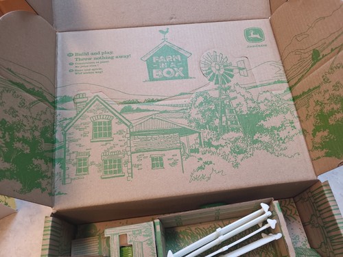 Tomy JOHN DEERE Farm IN A BOX PLAYSET Childrens Kids Farm Toy 3 yrs+ BN - Picture 4 of 6