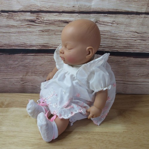 Sitting Baby Girl Music Box 9" Doll SANKYO Send In The Clowns Animatronic - Picture 3 of 6