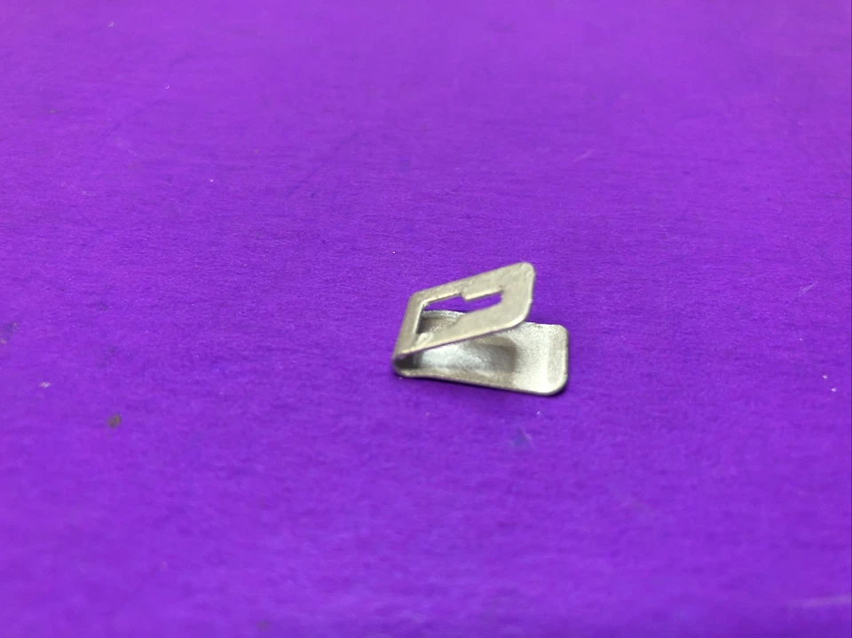 Clip de puerta de tanque de combustible de cuarto de panel OEM 04-11 Chevy Aveo Pontiac G3 96246534 cantidad 1 Foto 2 de 4