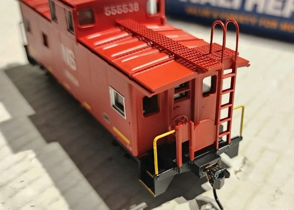 Walthers Mainline HO Scale International Wide Vision Caboose NS #555538 - Image 4 of 4