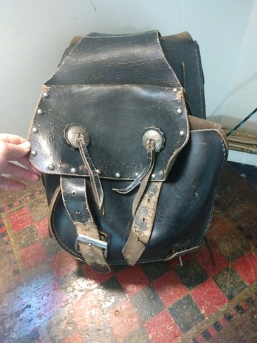 Saddle bags vintage Real Leather black saddlebags from a Sportster two strap use - Picture 12 of 12