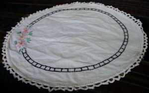 Beautiful-Antique-Embroidered-Round-Cotton-Doily-w-Crochet-Lace-Edging