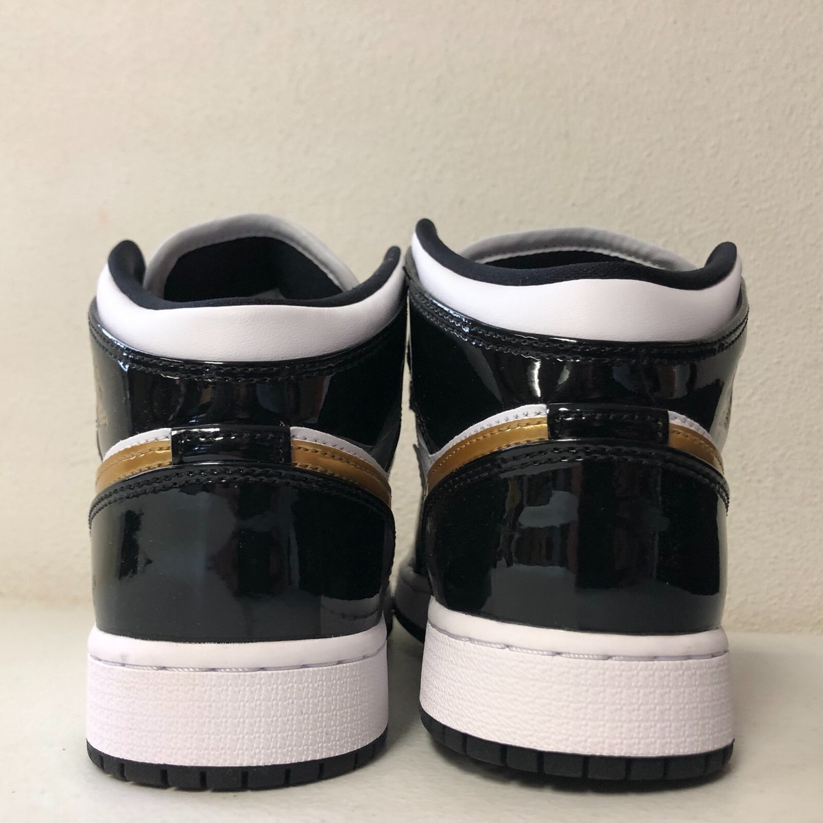 black.white.gold 専用ページ Air Jordan 1 Mid Gold Black Patent Sneakers, Size 6.5Y / 8W