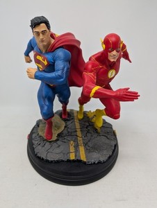 DC Comics Collectibles SUPERMAN VS THE FLASH Race Speed Statue Figure