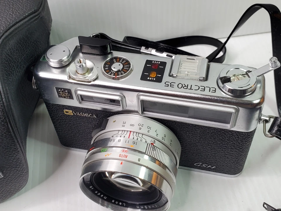 Lote de accesorios y cámara Yashica Electro 35 GSN 35mm SIN PROBAR Foto 4 de 4