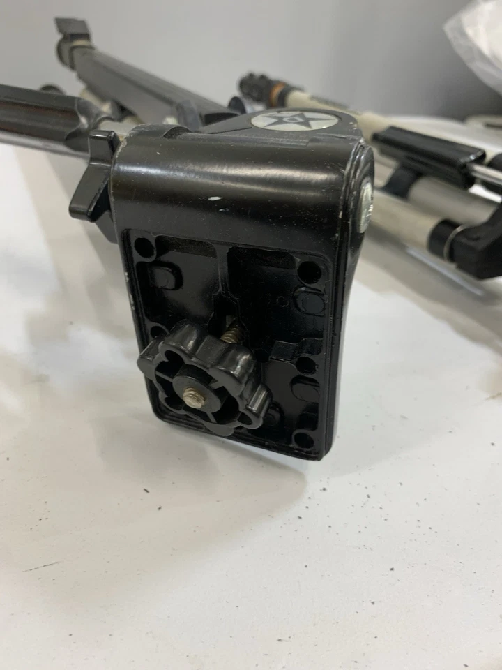 Slik REL Lok 800G Tripod Travel Lightweight Lock Aluminum Great Used Two Tripods - Image 3 of 4