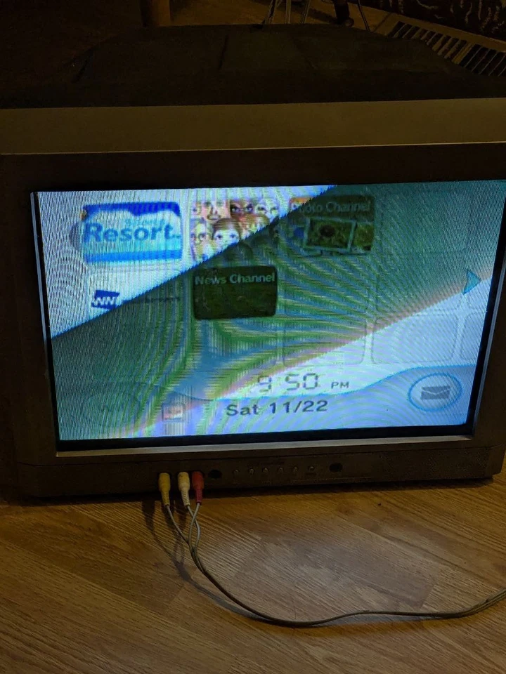 2004 Emerson EWF2004 20” CRT TV Flat Screen Color Retro Gaming Front Inputs - Image 2 of 4