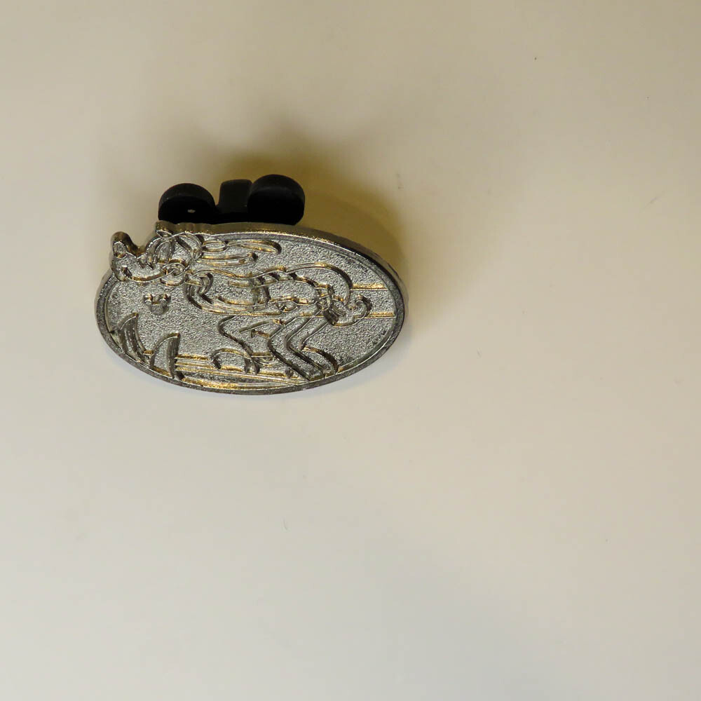Disney Pin Chaser Silver Oval Goofy Skiing 19 Of 20 Hidden Mickey