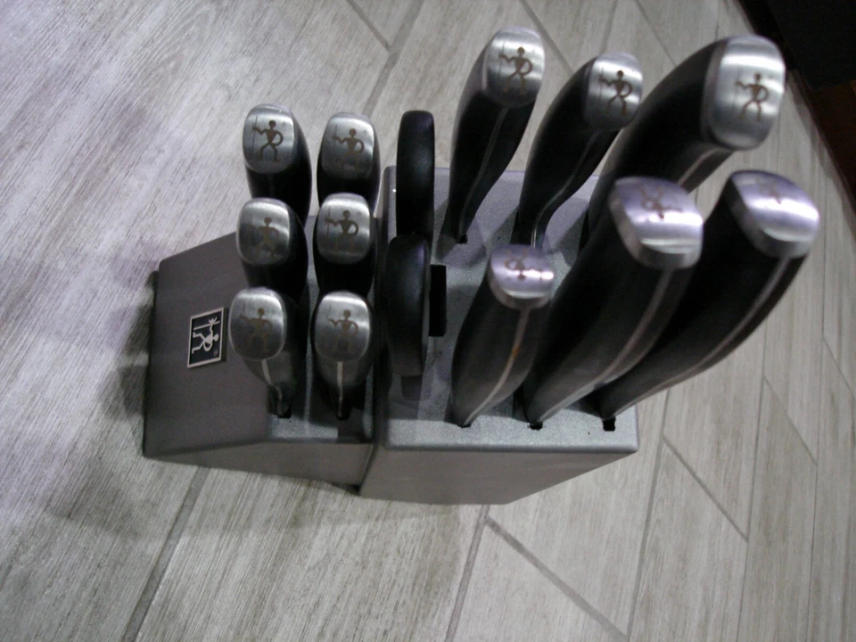 Juego de cuchillos HENCKELS "ASSURE" 14 piezas S/S con bloque usado en excelente estado Foto 2 de 4