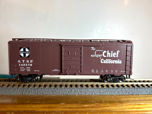 MDC #????  Coche de caja Santa Fe "Super Chief" "Toscan" 40' AAR #142576 con Kadees 1:87 | Zustand: New