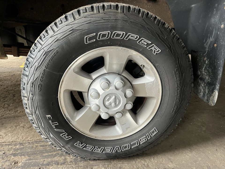 (Juego de 4) Tapacubos centrales Dodge Ram 2500 3500 2008-2013 OEM 52121450AA plateados Foto 2 de 4