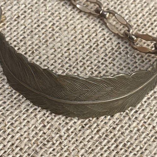 Pulsera de plumas Erica Weiner vintage en latón - Imagen 6 de 6