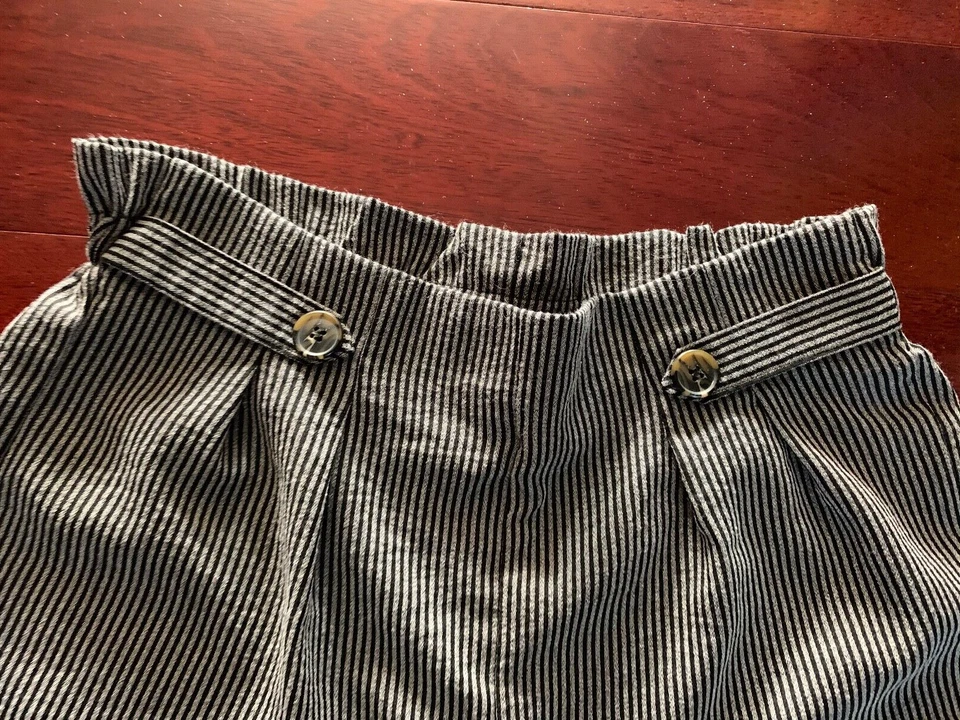 Shorts listrado Charlotte Russe cinza tamanho M elegante algemado elástico plissado - Imagem 2 de 4