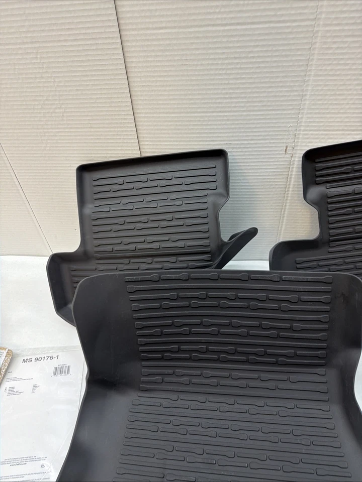 Alfombrillas de goma contorno vinilo para todo clima Ford Mustang 24-26 OEM NUEVAS Foto 3 de 4