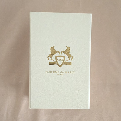Parfums de Marly Geschenkbox 1x weiß/gold rechteckig aus Pappe, einfarbig