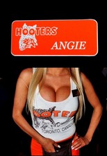 4 Hooters uniforme étiquette nom déguisement costume extra angie blanc jambes chaudes grâce