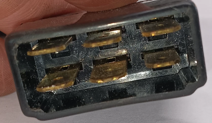 Regulador de voltaje estándar VR-121. Foto 2 de 4