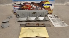 NOS Athearn HO Scale Chicago North Western 54' Ribside Covered Hopper CNW 190854