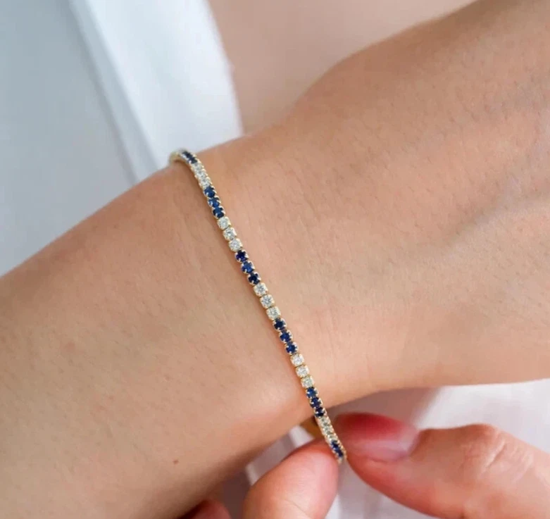 Brazalete tenis redondo de diamantes y zafiros simulados de 5 quilates enchapado en oro amarillo de 14 k Foto 4 de 4