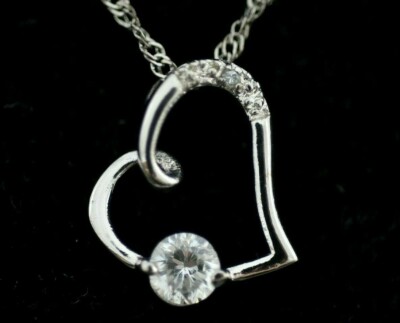 EINZIGARTIGER HERZ ANHÄNGER KLARE STEINE MIT STERLINGSILBER HALSKETTE