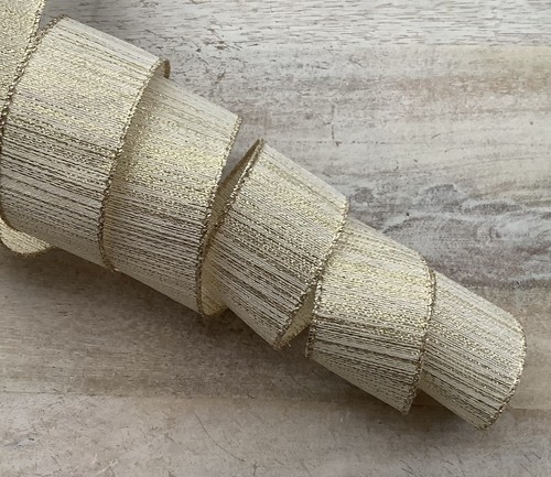 5 YARDS IVORY & GOLD SPARKLE WIRED RIBBON 1.5” WIDE - CHRISTMAS - 第 1/6 張圖片