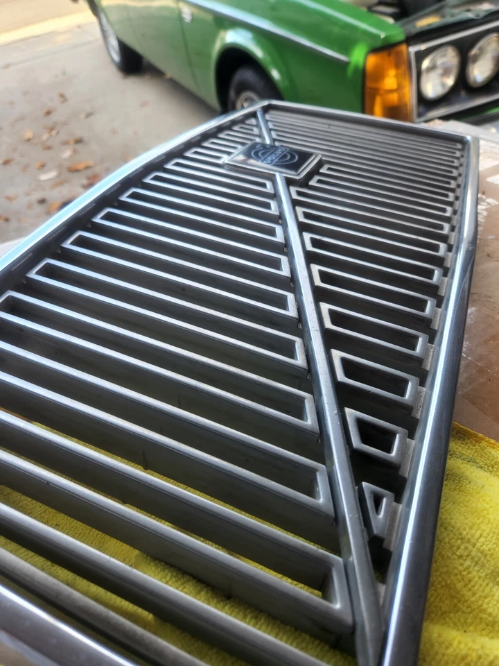 VOLVO 240 Used Original FRONT GRILLE Volvo 240 - Image 4 of 4