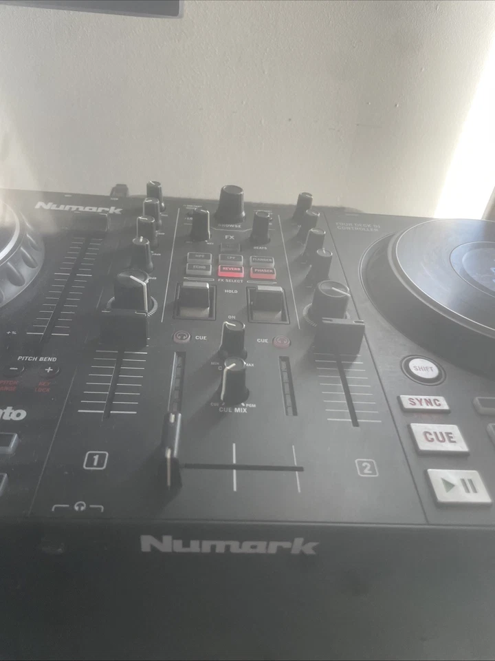 Numark Mixtrack Platinum FX 4-Deck Serato DJ Controller getestet/funktionstüchtig - Bild 3 von 4