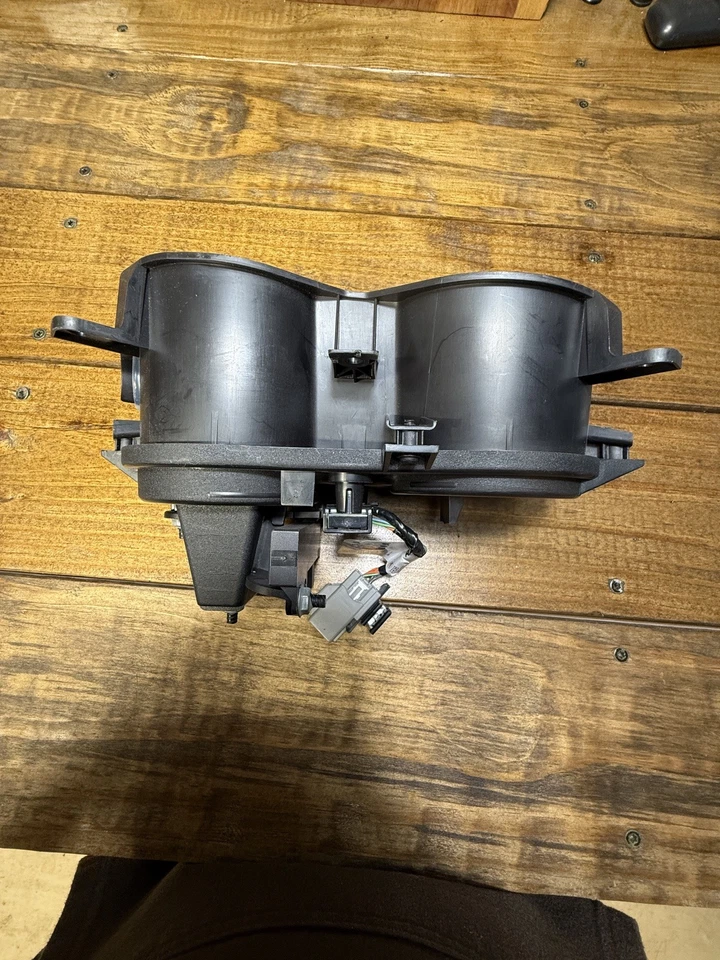 Portavasos Ford Mustang 2015-2023 consola central OEM FR3B63045P28A Foto 4 de 4