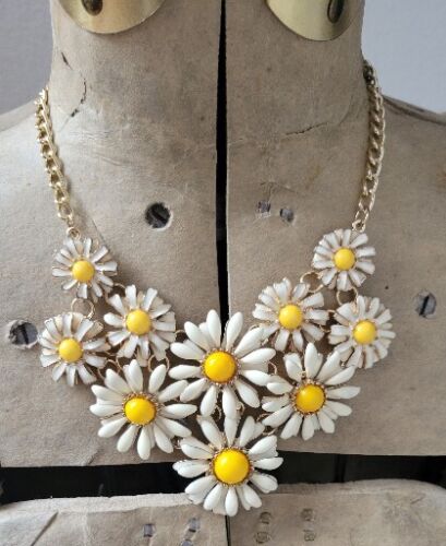 Vintage Large Daisy Necklace Goldtone & Enamel