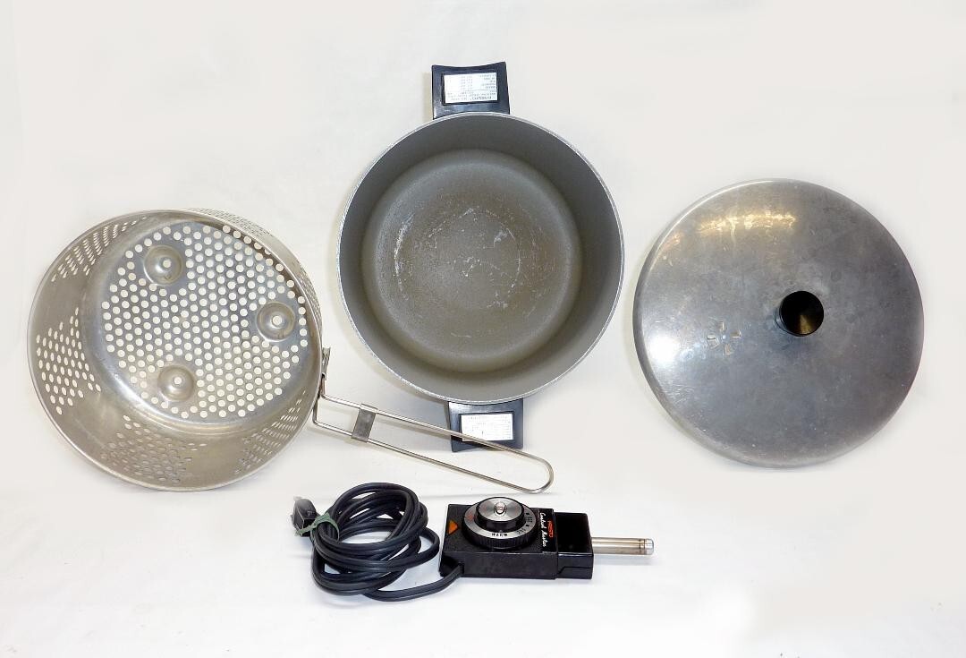 Vintage 1974 Presto 5 Qt Electric Temp Controlled Cooker/Deep Fryer Model PB13A
