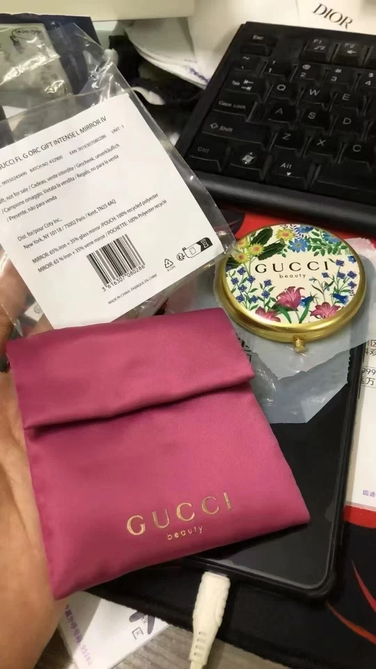 Gucci Patrón Floral Compacto Espejo Belleza Promo Regalo con Bolsa Foto 3 de 4