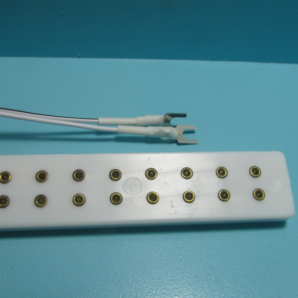 Houseworks Miniatur-Power Strip – 12 Buchsen – 12 V – Mit Ein/Aus-Schalter – Für Puppenhäuser