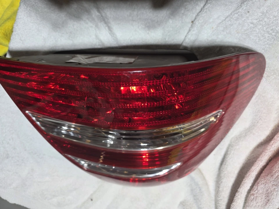 Juego de 2 luces traseras Mercedes-Benz E320 2005 OEM. Foto 2 de 2