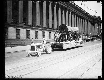 Photo:Washington DC 1923 Shrine Float Parade Tractor Pulling Wagon