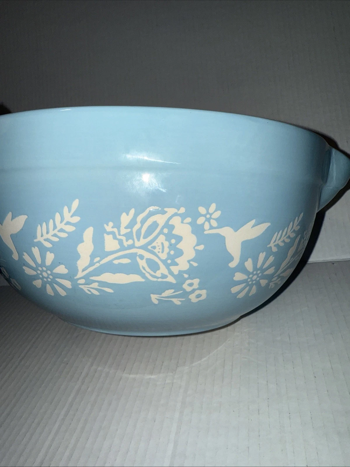 PIONEER WOMAN STONEWARE HUMMING BIRD BLUE MAZIE MIXING SPOUT BATTER BOWL EUC 11"