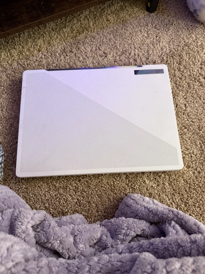 华硕 - ROG Zephyrus 14 英寸 165Hz 游戏笔记本电脑 - 月光 白色 — 第 2/4 张图片