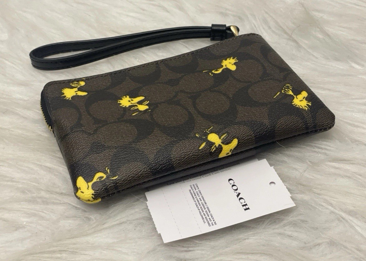 【Coach X Peanuts】Corner Zip Wristlet Coach X Peanuts Corner Zip Wristlet In Signature Canvas W
